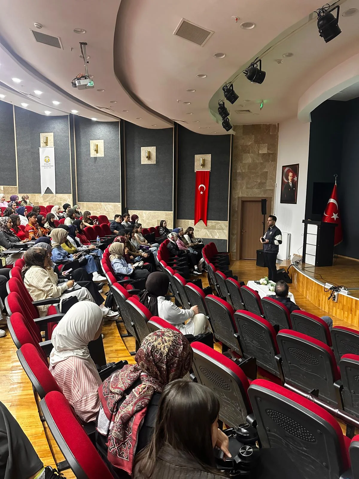 Medya Okuryazarlığı Dersinde Emniyet Müdürlüğü Siber Suçlarla Mücadele Şubesi Misafir Edildi